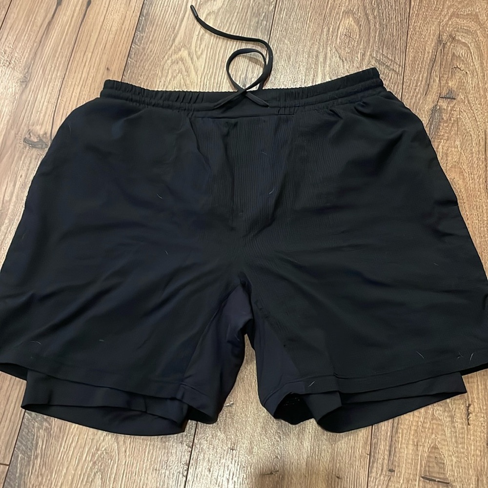 Large men’s lululemon shorts with spandex lining